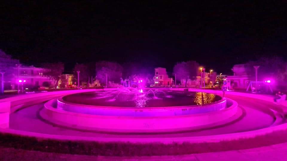 Campagna Nastro Rosa. Colorata la fontana della Circolare Giotto