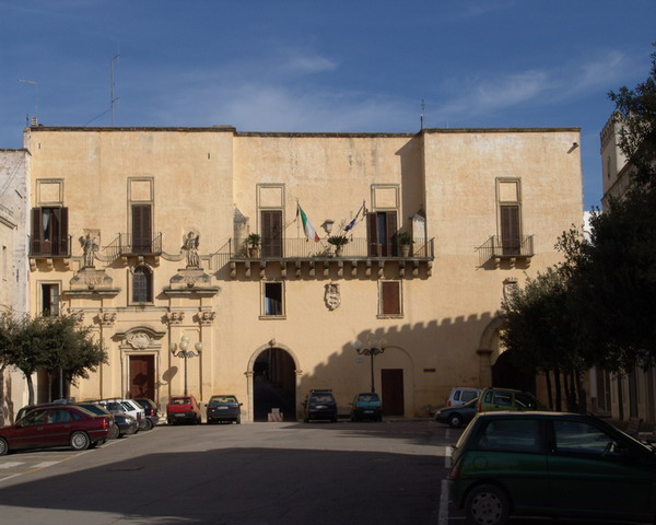 Cade da impalcatura a Torre San Giovanni,  60enne in ospedale