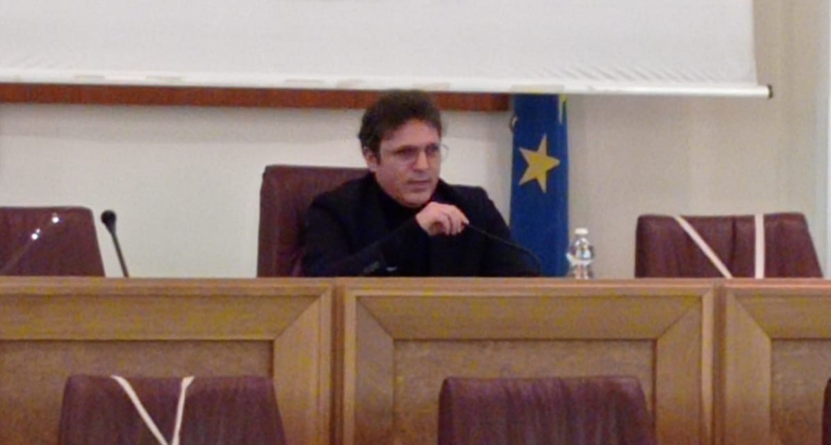 Viola il divieto di avvicinamento alla ex, arrestato