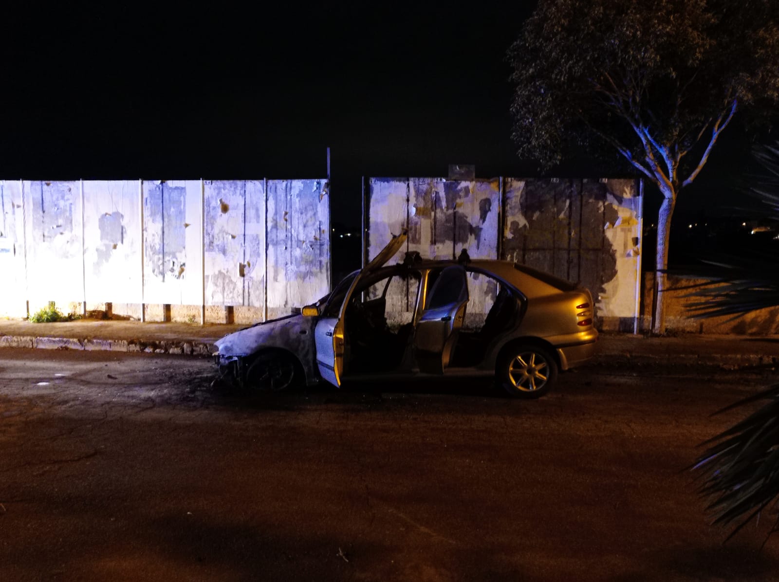 Auto prende fuoco durante la marcia, sfiorata la tragedia