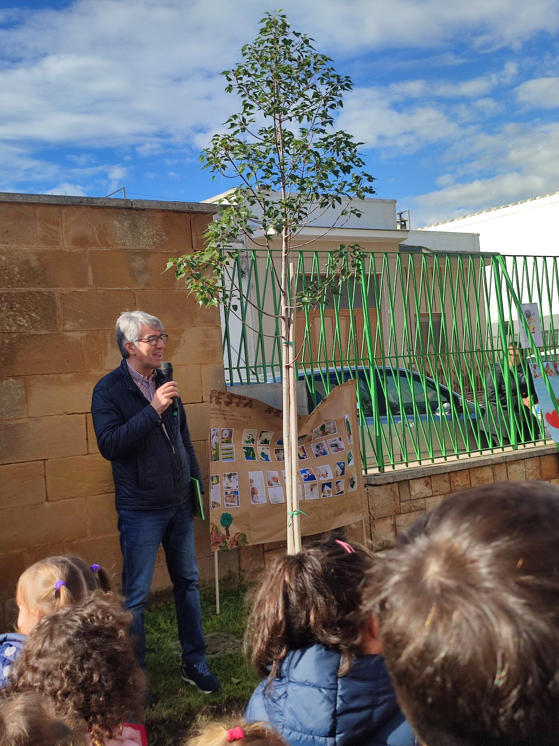 Bambini sentinelle del verde: piantano fiori e alberi e vanno a scuola di ecologia