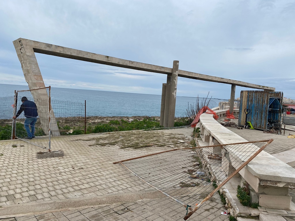 Gallipoli, lungomare Galileo Galilei: abbattimento della struttura a travoni