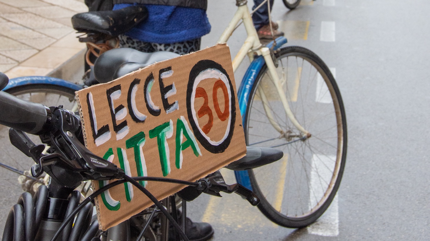 Città30subito: “strisce pedonali umane”