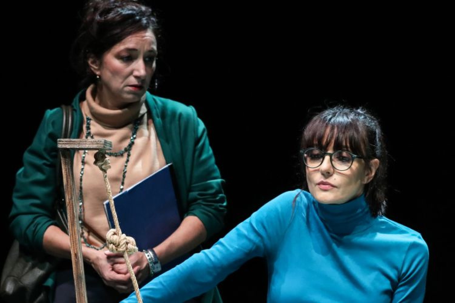 Bullismo: spettacolo “Il nodo” con Ambra Angiolini e Arianna Scommegna