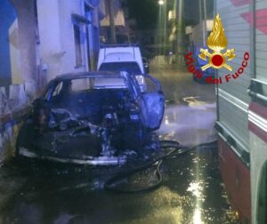 Auto in fiamme nella notte a Melissano. D’indaga sulle cause