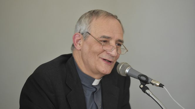 Il Cardinale Zuppi pellegrino sulla tomba di don Tonino Bello