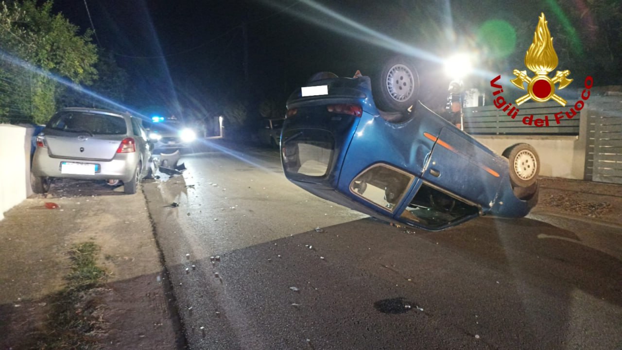 Scontro tra due auto sulla Taviano-Matino, una si ribalta