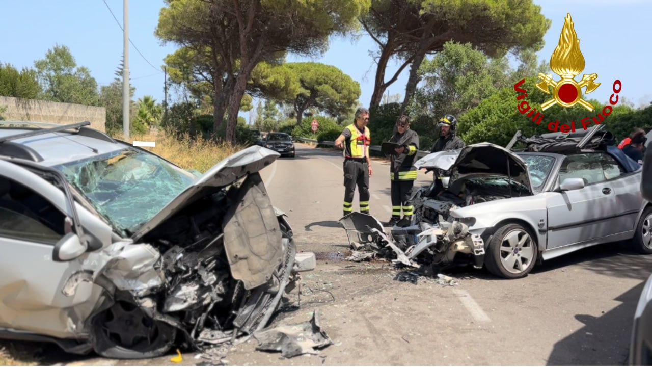 Frontale fra due auto, tre feriti in ospedale
