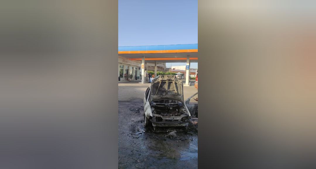 Doblò in fiamme nella notte a Ugento