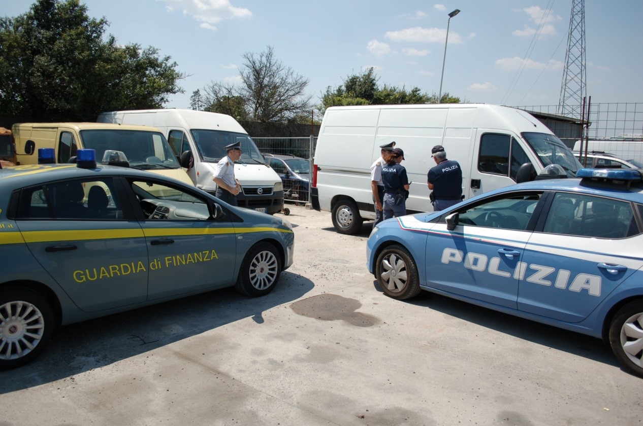 Sequestrato materiale destinato al commercio abusivo a Porto Cesareo