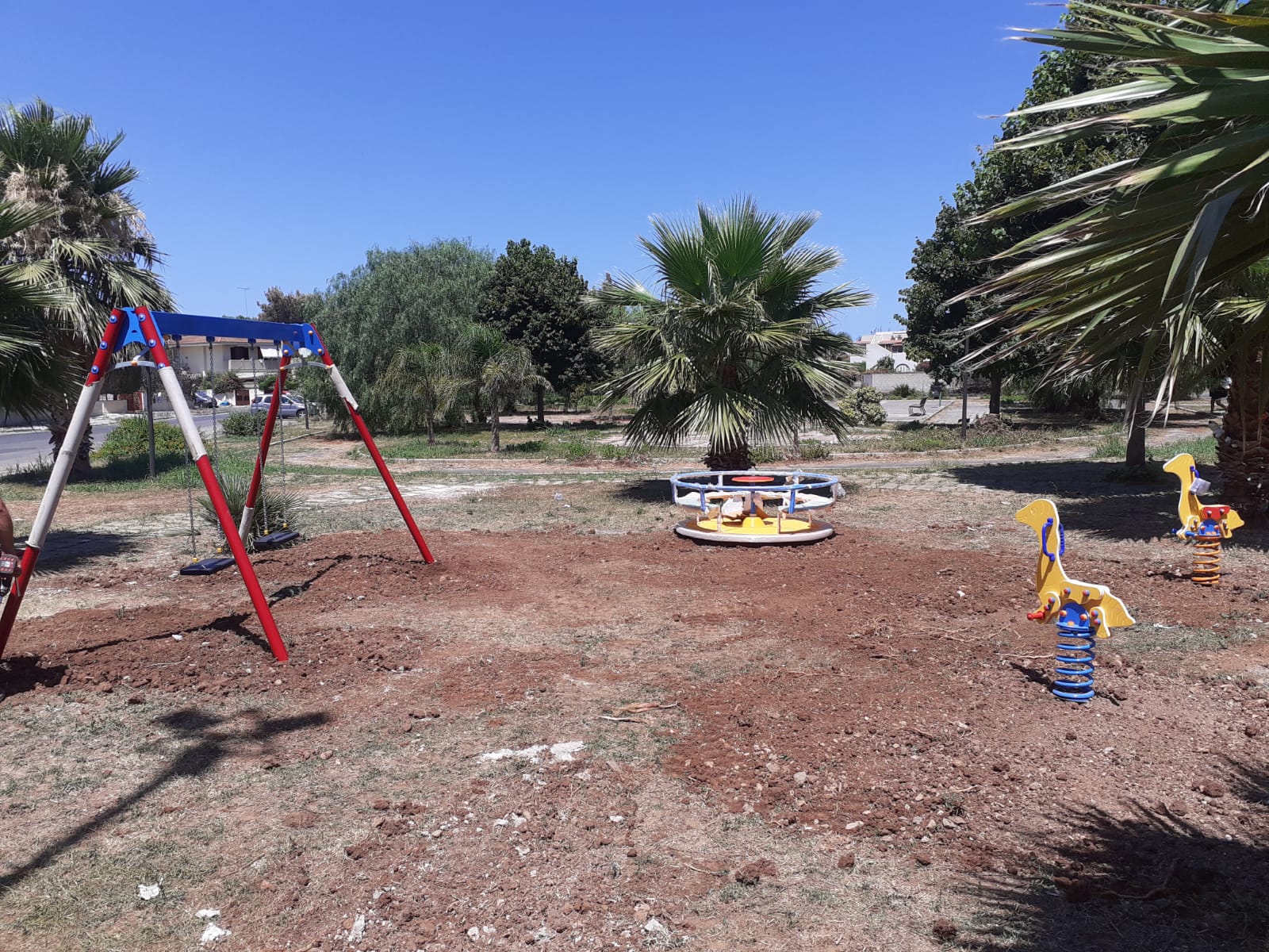 Montate le nuove giostrine per bambini nelle marine