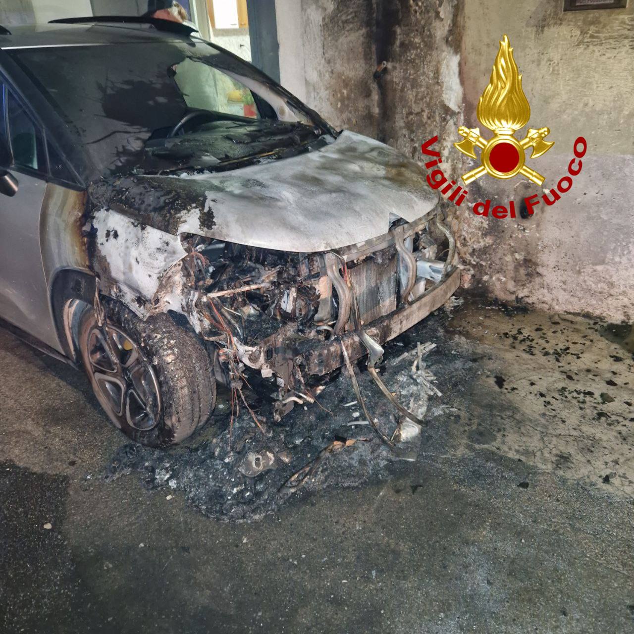 Alliste, incendio distrugge autovettura