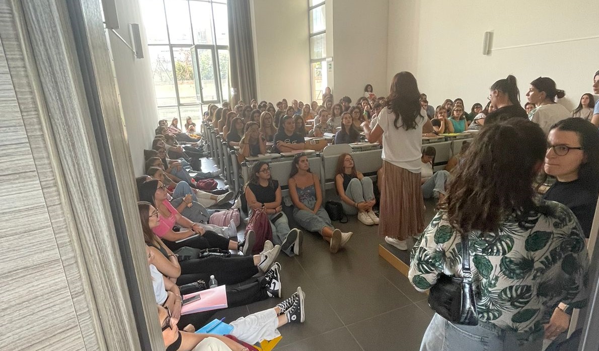 Aule pollaio? Studenti seduti per terra, anche fuori dalle aule