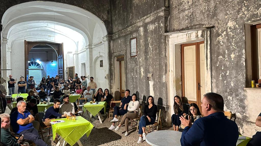 “Aperitivo con il sindaco”: l’incontro dei giovani di Ruffano con Antonio Cavallo