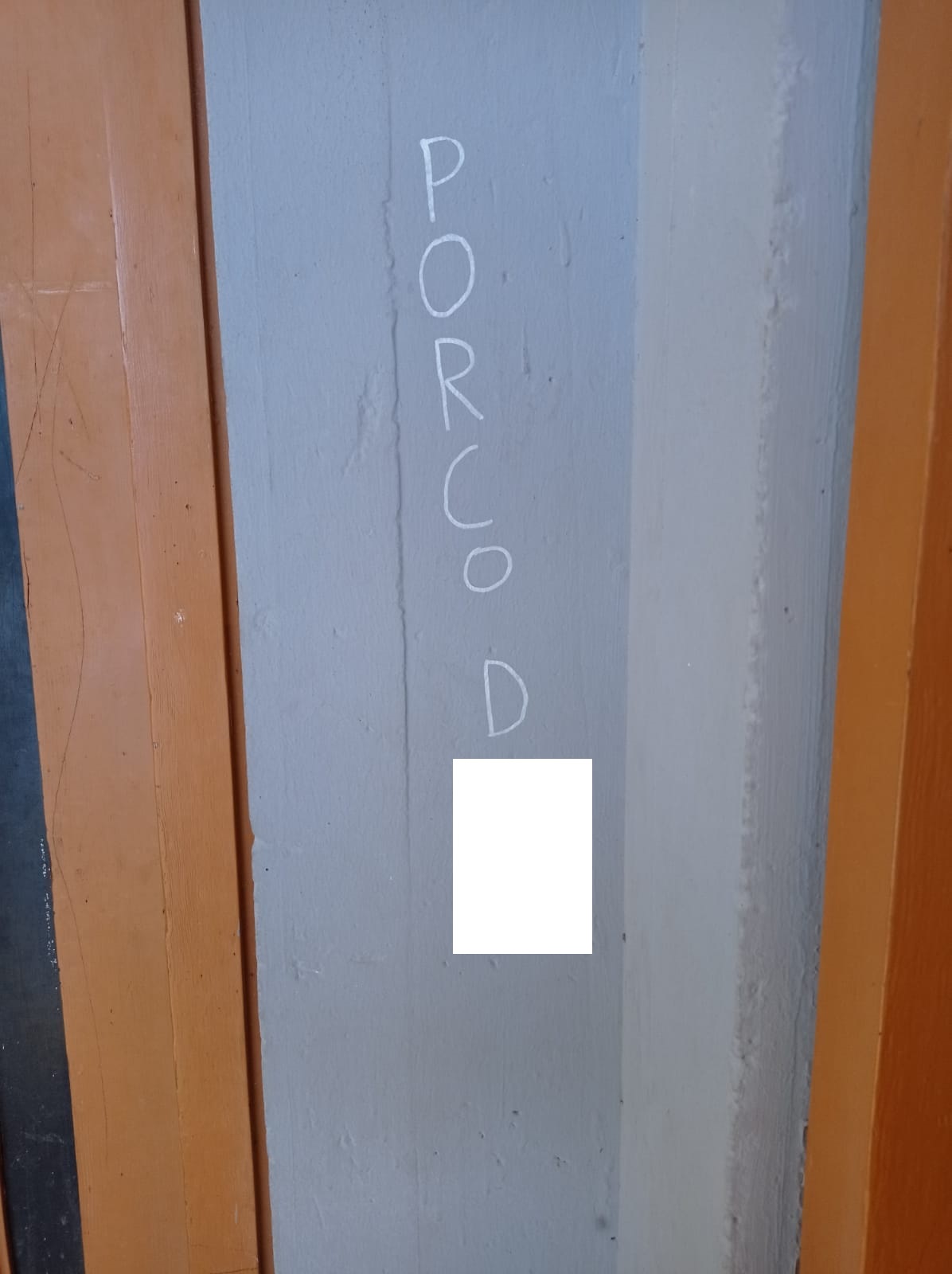 Scritta blasfema all’ingresso della Chiesa. La condanna del Vescovo