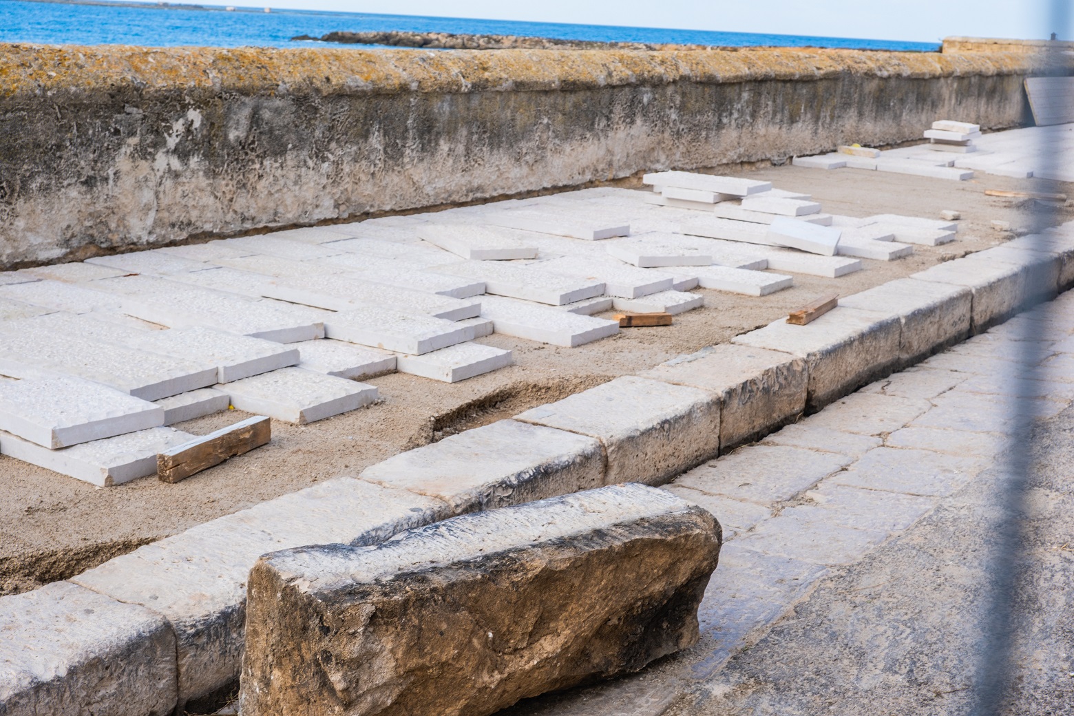 Gallipoli, rifacimento del marciapiede di Riviera Nazario Sauro