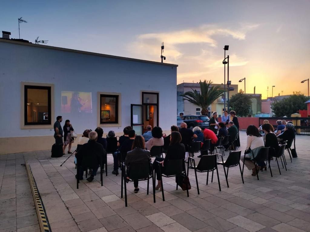 Tre mezzi in fiamme nella notte a Torre San Giovanni