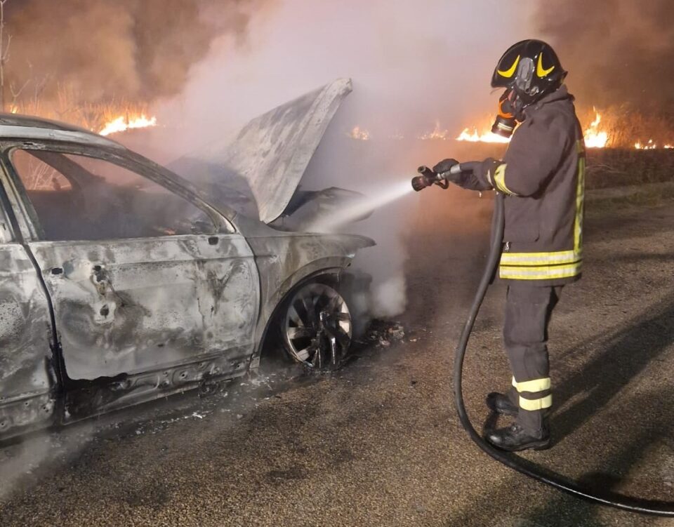 Fiamme nella notte. Incendiata vettura di un profesisionista di Lequile
