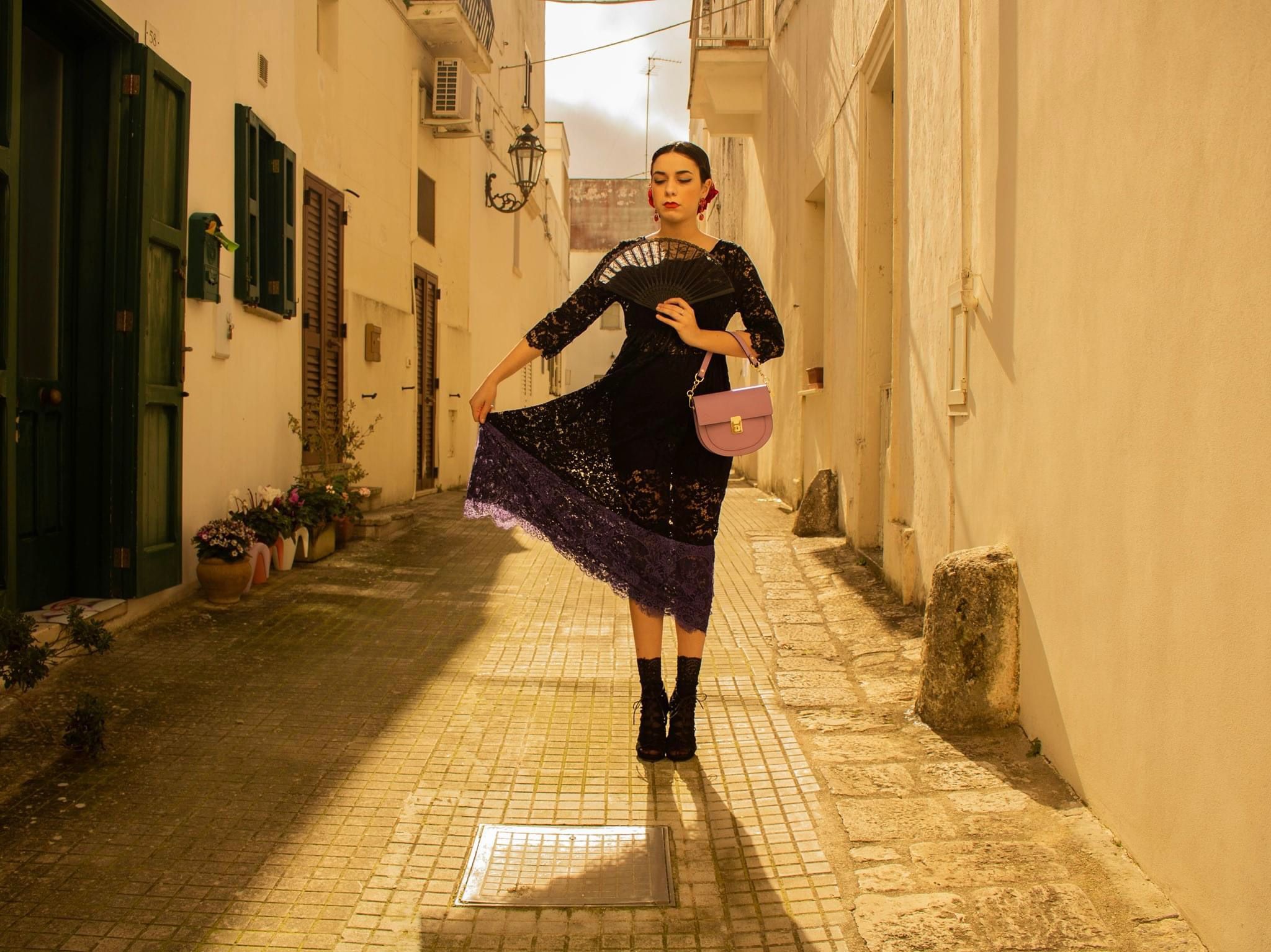 Rosa, storia di una rossa tra le rose. Questa sera a Maglie