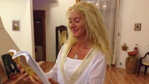 Domenica 16 marzo a Cutrofiano “La scialletta rossa. Una donna di mafia” di Maria Francesca Mariano al Mercato della Cultura